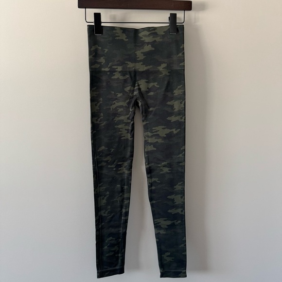 EUC SPANX LOOK AT ME NOW LEGGINGS GREEN CAMO SIZE MEDIUM - Picture 1 of 5